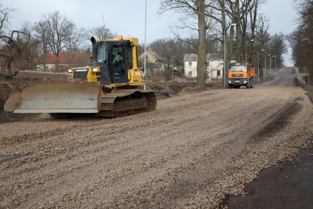 Sniegs šoziem nav jātīra, taču ir jāveic arī citi darbi. Brīvības ielā pie slimnīcas bija parādījušās bedres - tur jau tika nobērta šķembu kārta.  
Autors: Gatis Bogdanovs
