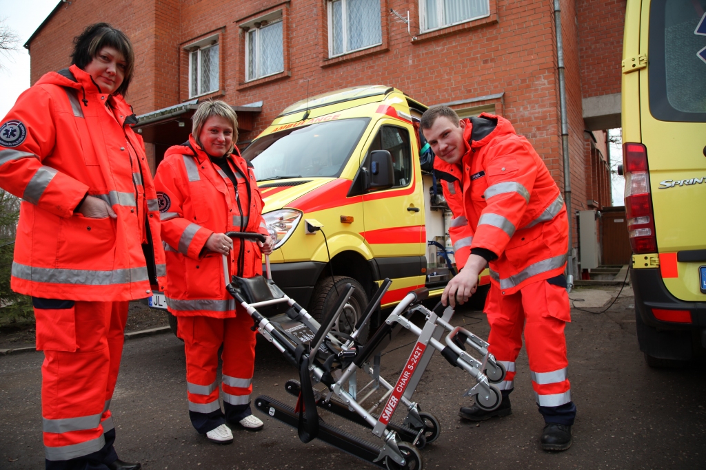 Mediķu brigāde atzīst, ka jaunie dienesta auto ir daudz labāki nekā vecie. Tie aprīkoti ar standarta medicīnisko inventāru. Tagad ir arī pacientu pārvietošanas krēsls. Vecākais šoferis Raitis Gusārs saka, ja iepriekš, lai pacientu nonestu, piemēram, no 5.stāva, mediķu brigāde izmantoja nestuves, tagad to vietā ir speciāli aprīkots krēsls, kurš atvieglo mediķu brigādes darbu.
Autors: Gatis Bogdanovs