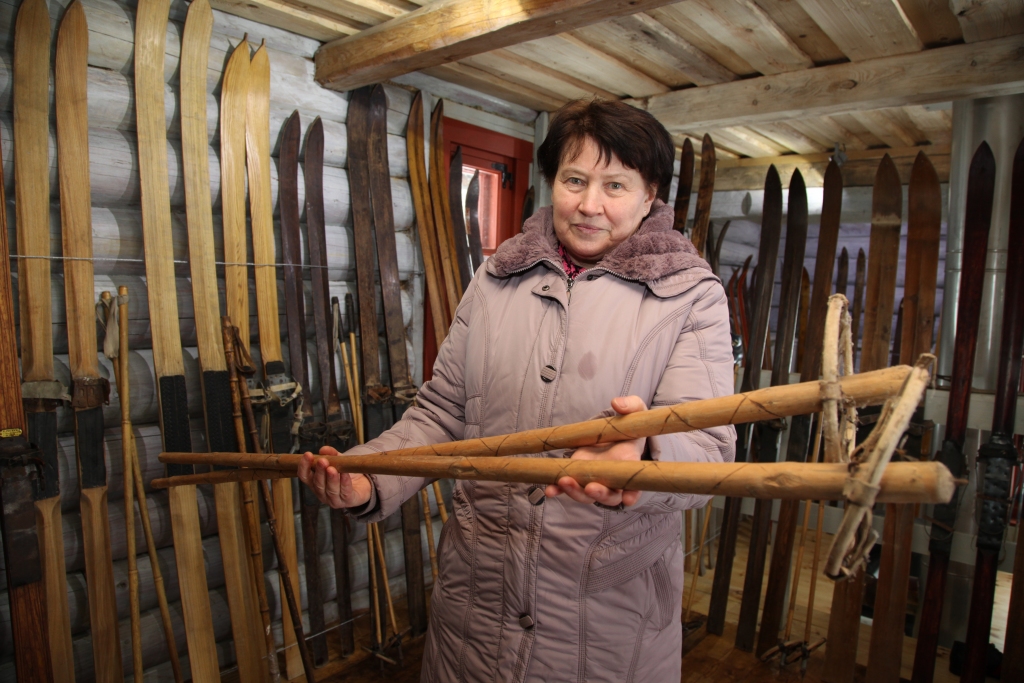 Slēpju muzejā aplūkojamas dažādas no koka gatavotas slēpes. Ekspozīcija tiks papildināta ne tikai ar jauniem vēsturiskiem slēpju pāriem, bet arī ar informāciju par katru slēpju īpašnieku. Tirzas pamatskolas skolotājai Ausmai Raģelei interesi raisa ne tikai koka slēpes, bet arī koka nūjas ar tajās iededzinātiem rakstiem, kas saglabājušās no pagājušā gadsimta divdesmitajiem gadiem.
Autors: Gatis Bogdanovs 
