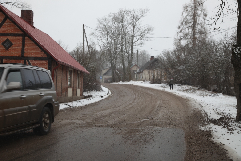 Šajā vietā Rēzeknes iela Gulbenē jau vasarā izskatīsies pavisam citādi. Brauktuve būs asfaltēta, labajā pusē būs trotuārs gājējiem un riteņbraucējiem. 
Autors: Gatis Bogdanovs