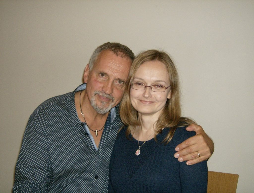 Novadniece tulkotāja Dace Deniņa kopā ar slavenāko dāņu detektīvromānu rakstnieku Jusi Adleru-Olsenu. Viņš rudenī viesojās Rīgā pēc apgāda “Zvaigzne ABC” ielūguma saistībā ar viņa grāmatas “Vēstule pudelē” izdošanu latviešu valodā. „Šī autora darbus šobrīd tulko un lasa visā pasaulē. Latviešu valodā ir izdotas jau trīs viņa grāmatas, un uz rudeni būs gatava arī ceturtā,” stāsta D.Deniņa.  
Autors: no personiskā arhīva