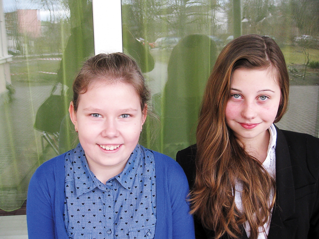 Būt gudram – tas ir labi un stilīgi! To palīdzēt saprast skolasbiedriem ir Enijas Baumgartes (no kreisās) un Janas Krastiņas misija Gulbenes 2.vidusskolā. Skolasbiedri fano par meiteņu dalību erudīcijas konkursā “Gudrs, vēl gudrāks”, un tas pamudina ikvienu pārskatīt savas dzīves prioritātes.
Autors: Diāna Odumiņa