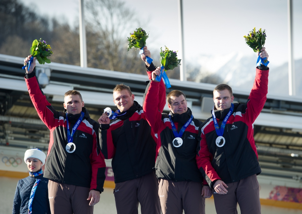 Viņu milzīgais darbs un ieguldījums ir atalgojies! Oskars Melbārdis, mūsu Daumants Dreiškens, Arvis Vilkaste un Jānis Strenga izcīnījuši olimpiskās sudraba medaļas. Fotogrāfijas no Sočiem mums sarūpēja “Dienas” fotokorespondents Aivars Liepiņš. Pēc divnieku sacensībām, kurās Oskars kopā ar Daumantu izcīnīja 5.vietu, mūsu fotogrāfs Gatis Bogdanovs A.Liepiņam e-pastā rakstīja, ka nākamās gaidīsim fotogrāfijas, kur mūsu Daumants būs ar medaļu. Re kā – piepildījās! 
Autors:  Aivars Liepiņš (“Dienas mediji”)