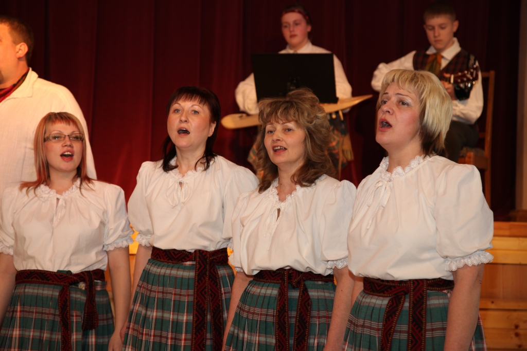 Galgauskas kultūras nama jauktais vokālais ansamblis „Veišu muzikanti”, ko vada Inga Zomerovska, dziesmā spēj būt gan nopietni, gan drastiski un pat dejiski. Skatē kolektīvam ar vairāku gadu pieredzi – 1.pakāpes diploms. 
Autors: Gatis Bogdanovs