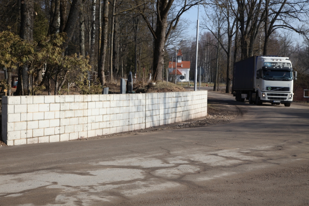 Lai grunts neslīdētu uz leju, līkumā pie kapiem ir izbūvēta atbalstsiena. 
Autors: Gatis Bogdanovs