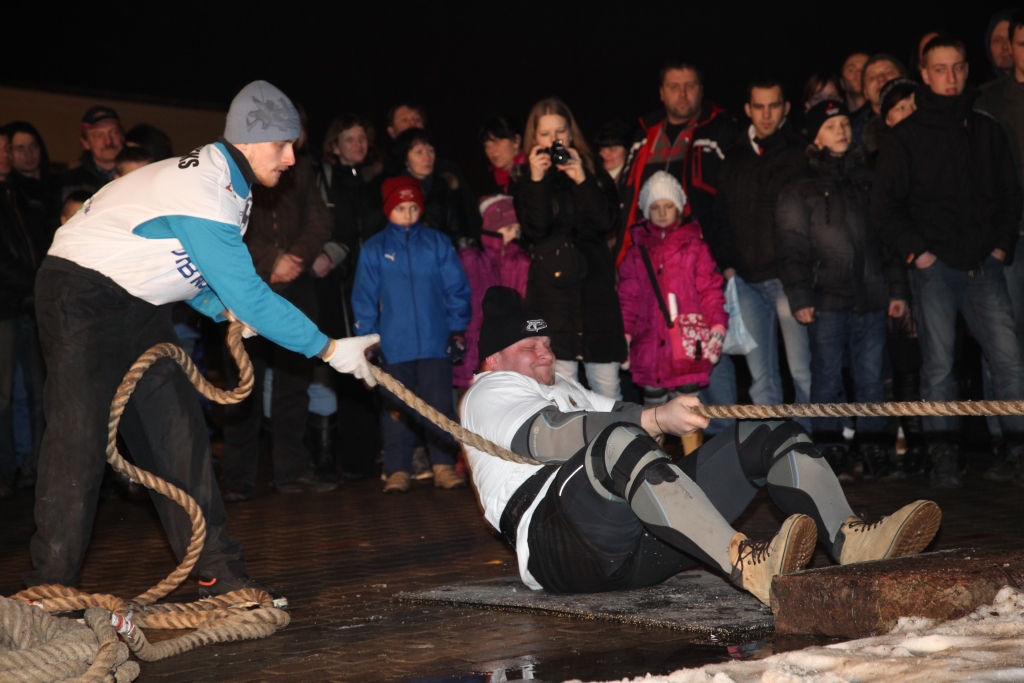 Pirmais uzdevums, kurā sacentās spēkavīri, bija ragavu vilkšana. Turklāt ragavas nebija tukšas, tajās iekšā sēdēja vairāki jaunieši. Ragavas velk mūsu spēkavīrs Andris Leišavnieks. 
Autors: Gatis Bogdanovs