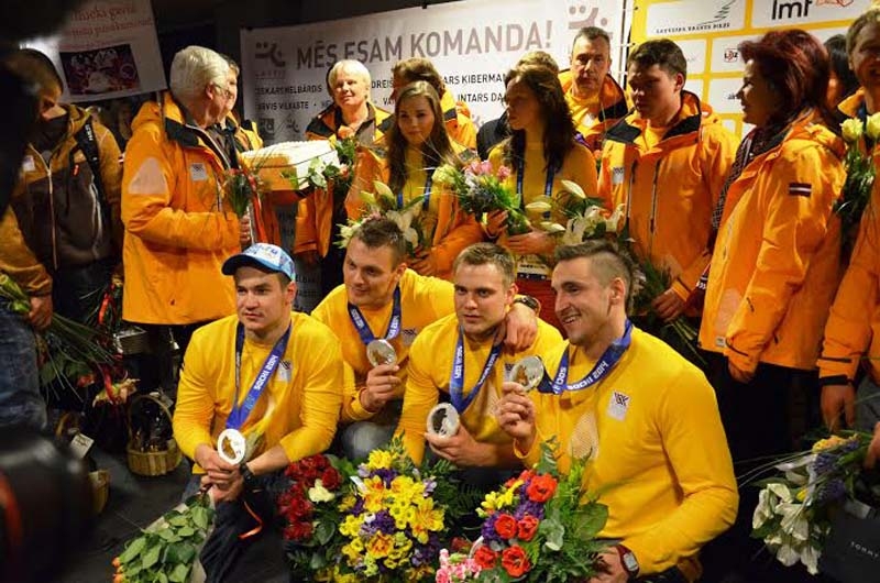 Latvijas bobsleja 1.ekipāža: (no kreisās) Arvis Vilkaste, Daumants Dreiškens, Jānis Strenga un Oskars Melbārdis.
Autors: no Valmieras pilsētas pašvaldības arhīva