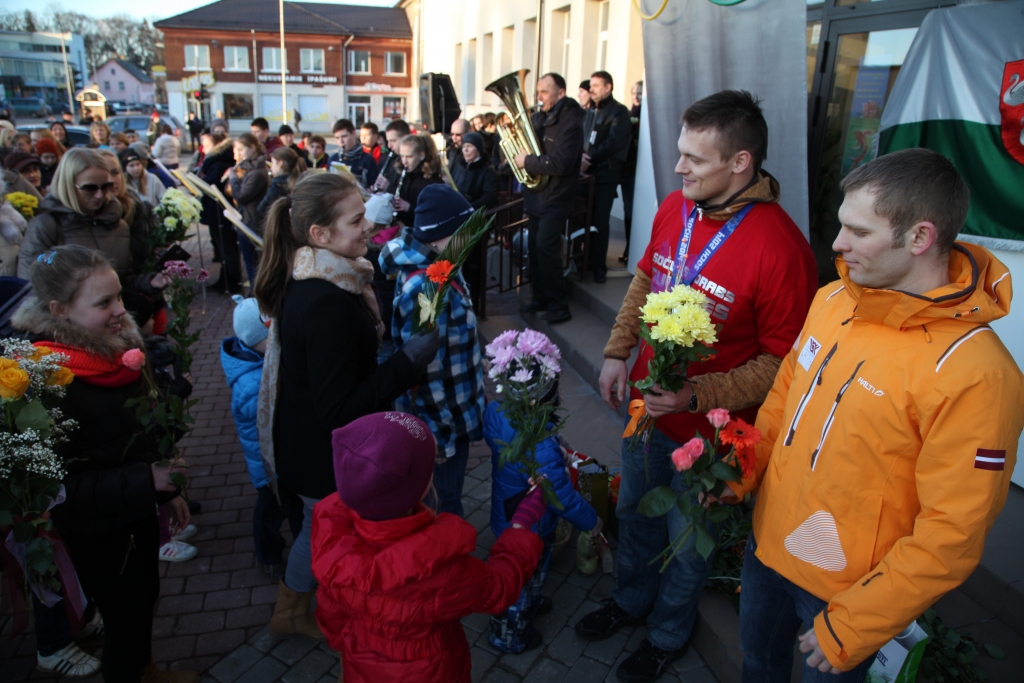 Otrdienas pēcpusdienā pie kultūras centra pulcējās vairāki simti Gulbenes pilsētas un novada iedzīvotāju, lai sagaidītu un sveiktu savus olimpiešus Daumantu Dreiškenu un Jāni Paipalu. Skanot pūtēju orķestrim un sanākušo ovācijām, olimpieši tika atvesti ar automašīnu, kuru rotāja gan Latvijas valsts karogs, gan arī Gulbenes pilsētas karogs. Starp olimpiešu sveicējiem bija bērni un jaunieši, gados vecāki cilvēki, novada vadība, skolotāji un treneri, piestāja arī nejauši garāmgājēji. Ikviens vēlējās būt kopā šajā brīdī, kad tiek godināti mūsu sportisti, kas piedalījušies Olimpiskajās spēlēs un vēl jo vairāk – Daumants arī izcīnījis sudraba medaļu.   
Autors: Gatis Bogdanovs