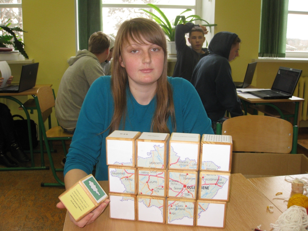 Kā ātri iegaumēt visu par aizsargājamajām dabas teritorijām Gulbenes novadā? To ar spēles palīdzību piedāvā apgūt Gulbenes 2.vidusskolas 11.klases skolniece Amanda Cīrule un viņas ģeogrāfijas skolotāja Rūta Enika. 
Autors: Diāna Odumiņa