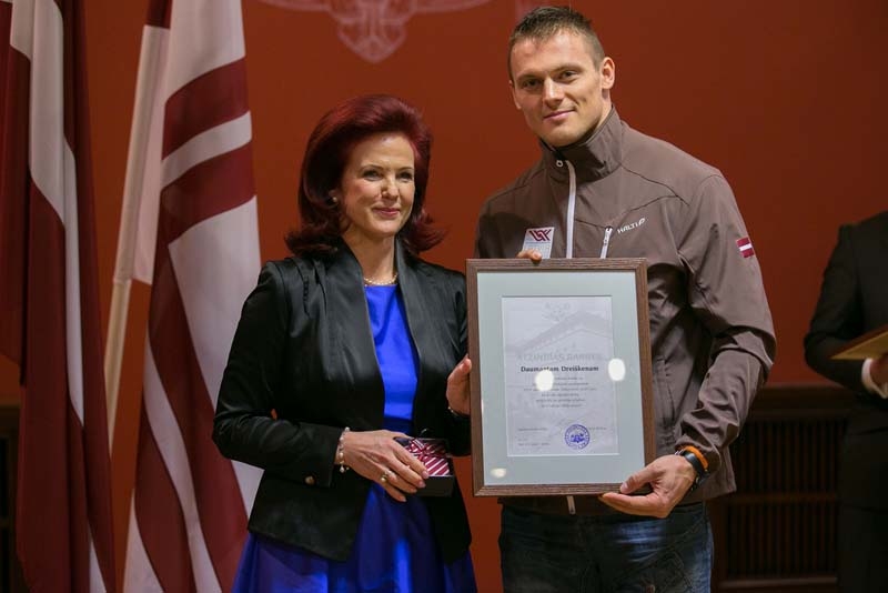 Saeimas priekšsēdētāja Solvita Āboltiņa tiekas ar Latvijas olimpisko komandu, kas piedalījās 22.Ziemas olimpiskajās spēlēs Sočos.
Autors: Ernests Dinka, Saeimas Kanceleja