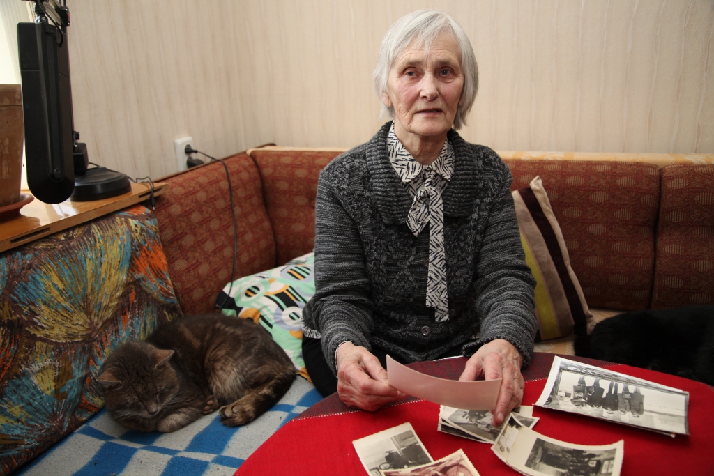 Kādreizējās Lizuma cietes rūpnīcas direktore Maija Kadaša šodien īsina laiku, lasot grāmatas un minot krustvārdu mīklas. Senās fotogrāfijas, kas stāsta par darbu spirta dedzinātavā un cietes rūpnīcā, viņa pārlūko tikai pa retam. Pārāk daudz atmiņu, saistītu ar uzņēmuma pārmaiņām. 
Autors: Gatis Bogdanovs