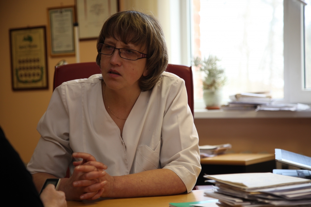 Lizuma pagasta ģimenes ārste Baiba Mezīte, kura strādā jau 28. gadu, atzīst, ka jaunā veselības aprūpes finansēšanas modeļa koncepcija vieš skumjas. Viņa uzskata, ka ārstam ir jāsniedz cilvēkam medicīniskā palīdzība, nevis jāraugās pacienta naudas makā. 
Autors: Gatis Bogdanovs