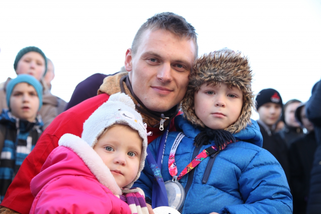 Lieli Daumanta Dreiškena līdzjutēji ir arī viņa bērni – dēliņš Dāvis un meitiņa Denīze. Daumants atklāj, ka pirms došanās uz olimpiādi Dāvis esot teicis, ka tētim būšot 2.vieta. Tobrīd viņš vien nodomājis -  kaut nu piepildītos! Un re – piepildījās! 
Autors: Gatis Bogdanovs