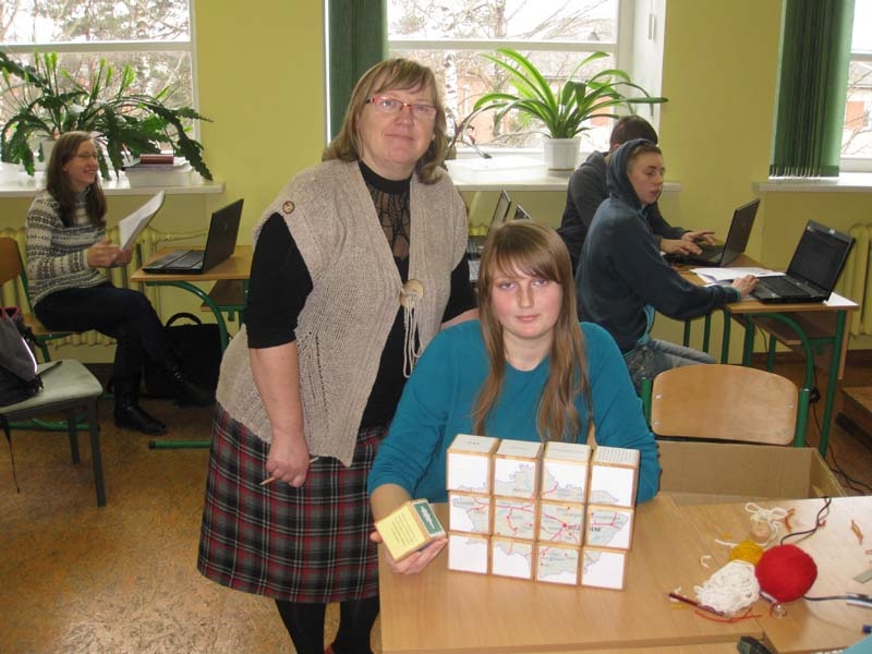 Kā ātri iegaumēt visu par aizsagājamajām dabas teritorijām Gulbenes novadā? To ar spēles palīdzību piedāvā apgūt Gulbenes 2.vidusskolas 10.klases skolniece Amanda Cīrule un viņas ģeogrāfijas skolotāja Rūta Enika. 
Autors: Diāna Odumiņa 