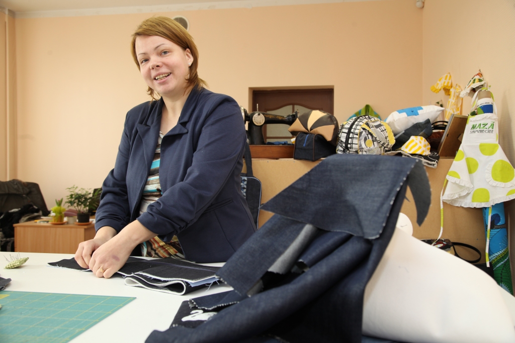 Inga Deigele stāsta, ka uzņēmumā izgatavo somas, priekšautus, spilvenus, kaklasaites, kāzu karogus un citas lietas. 
Autors: Gatis Bogdanovs