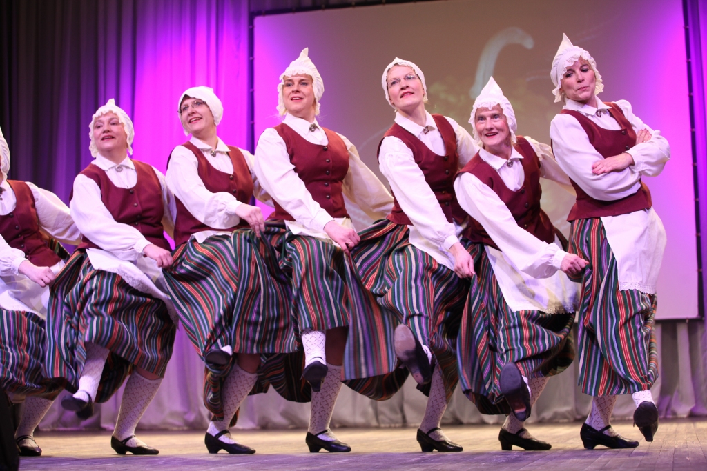 Litenes vidējās paaudzes deju kolektīvā dejo apzinīgi, enerģiski un atraktīvi dejotāji un dejotājas. 
Autors: no “Dzirksteles” arhīva