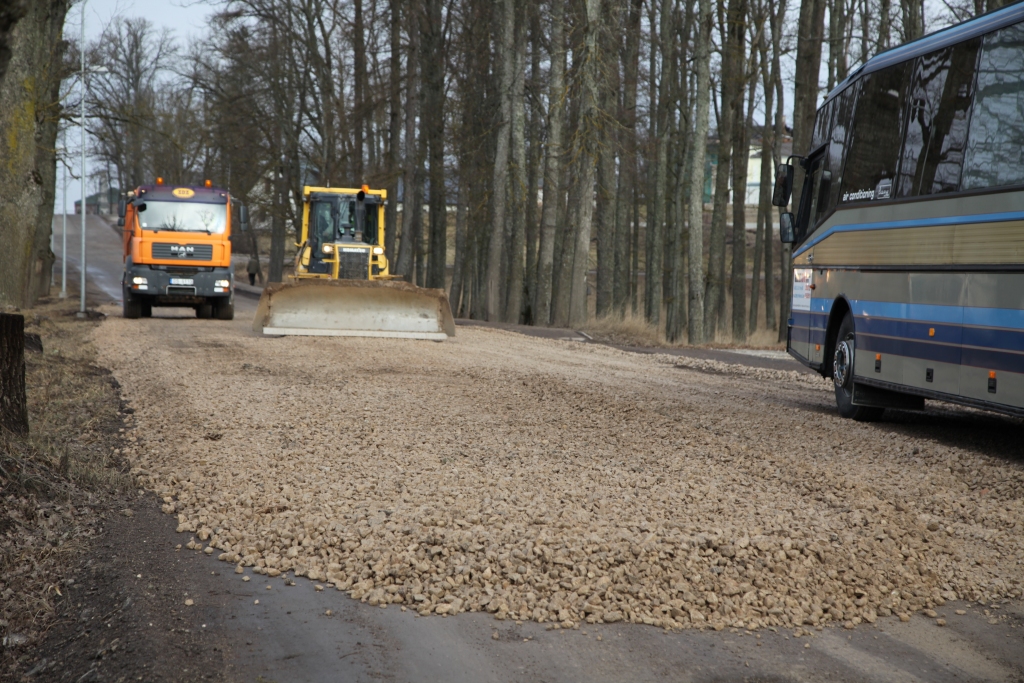 Sniegs šoziem nav jātīra, taču ir jāveic arī citi darbi. Brīvības ielā pie slimnīcas bija parādījušās bedres - tur jau tika nobērta šķembu kārta.
Autors: Gatis Bogdanovs