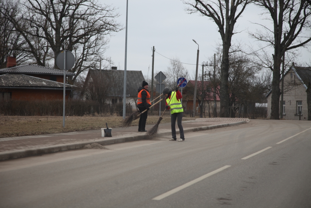 Veloceliņi līdzās gājēju ietvei daudzviet jau ir Gulbenē, bet ar laiku būs arī ārpus tās. Nepietiek tos tikai ierīkot, tie ir arī jākopj. Saskaņā ar normatīvajiem aktiem tas ir jādara pašvaldībai, jautājums tikai kam - sētniekiem vai traktoram? 
Autors: Gatis Bogdanovs
