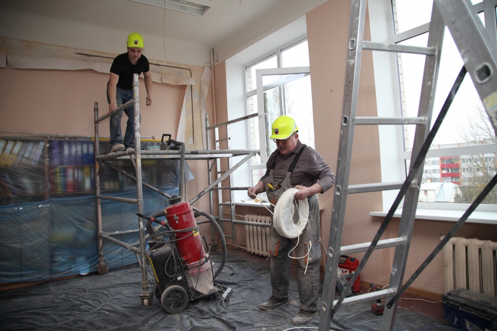 Gulbenes vidusskolā elektroiekārtas maiņa tika gaidīta jau vairākus gadus, jo elektroinstalācija neesot mainīta kopš skola celta. 
Autors: Gatis Bogdanovs