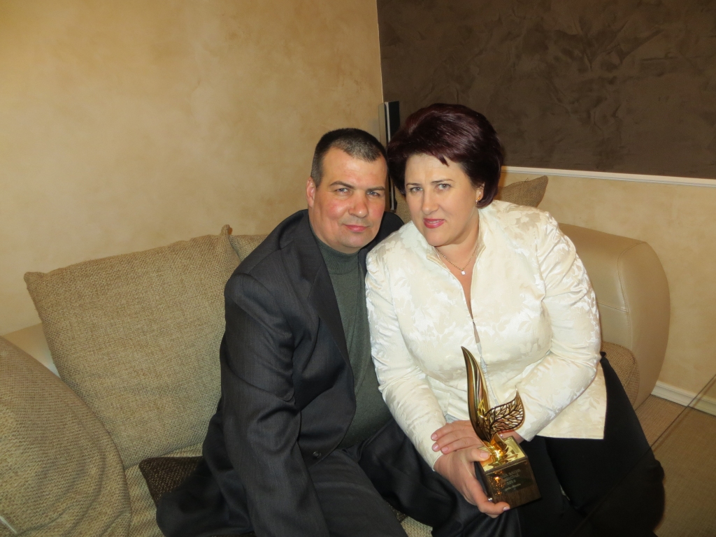 “Gada vecmātei”  Ingūnai Ķudai saņemtās balvas un ikdienas darba smagumu vieglāku dara dzīves draugs Uldis. Varbūt arī tāpēc viņai nekad neliekas, ka dzīve grūta. 
Autors: no personiskā arhīva