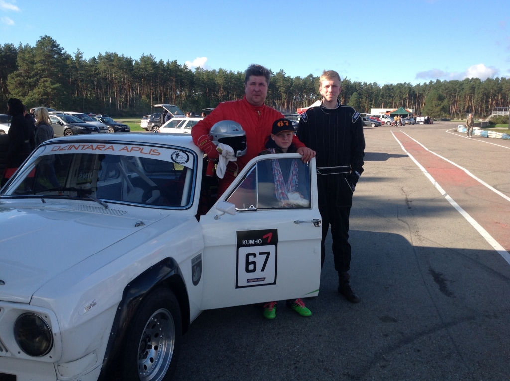 Andris Vējiņš atzīst, ka autosacensības ir arī iespēja brīvajos brīžos biežāk pabūt kopā ar saviem tuviniekiem. Kopā ar viņu parasti ir abi dēli Harijs un Jānis. 	
Autors: no personiskā arhīva