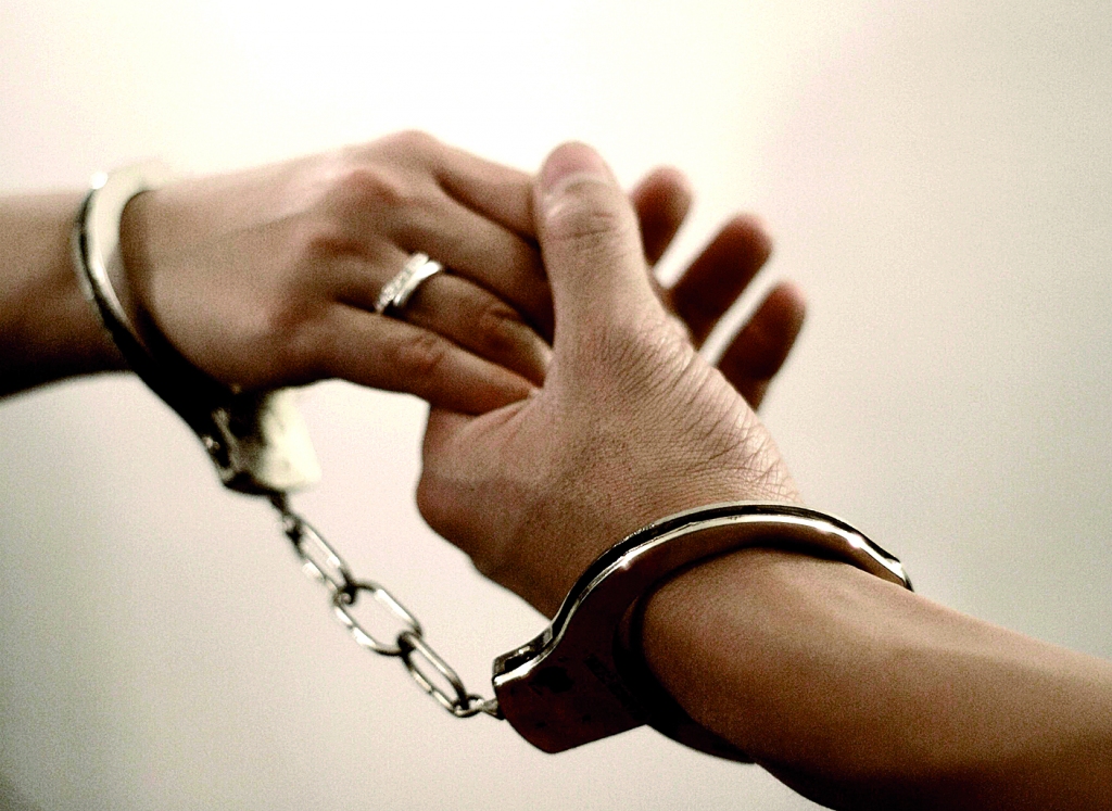 Partneri laulību bieži vien uztver kā važas un tāpēc vēlas izvairīties no «papīru smērēšanas». Tomēr šāds lēmums var radīt nepatīkamas juridiskas situācijas un novest pat pie sasistas siles. 
Autors:  femonite.com