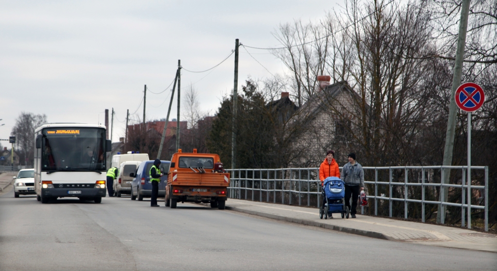 Otrdien pusdienlaikā satiksmes uzraudzību pilsētā veica arī cita iecirkņa policisti.
Autors: Gatis Bogdanovs