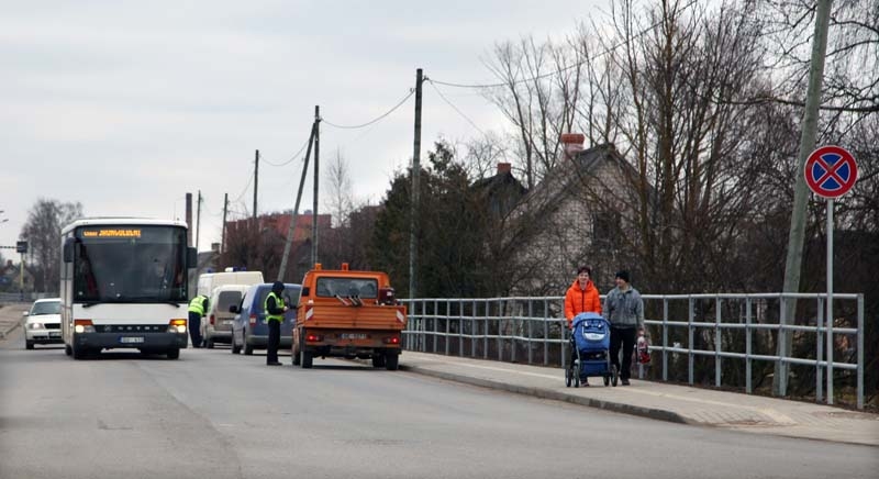 Otrdien pusdienlaikā satiksmes uzraudzību pilsētā veica arī cita iecirkņa policisti.
Autors: Gatis Bogdanovs