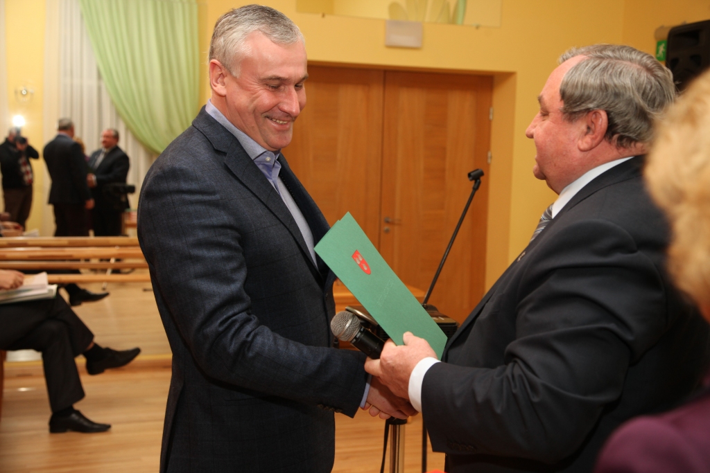 Aptuveni 60 Gulbenes novada lielāko uzņēmumu vadītāju kopā sanākšanu pagājušajā piektdienā organizēja novada dome.  Par izaugsmi kokapstrādes nozarē un atbalstu kultūras un sporta jomai novadā tika godināts  SIA „Avoti SWF” valdes priekšsēdētājs Uldis Misiņš (no kreisās). Pašvaldības Pateicības rakstu viņam pasniedza Gulbenes novada domes priekšsēdētājs Nikolajs Stepanovs. 
Autors: Gatis Bogdanovs.