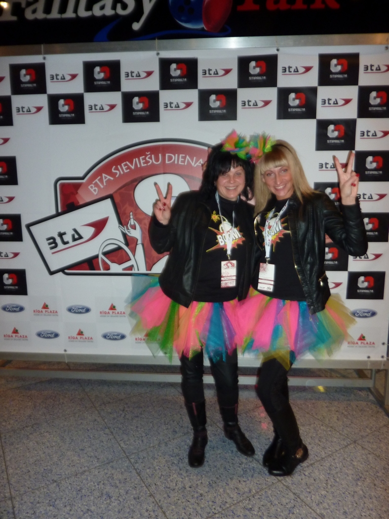 Sieviešu dienas rallija dalībnieces, tostarp arī gulbenietes Ilze Nogobode un Maija Bonka, bija padomājušas arī par komandas vizuālo tēlu. 
Autors: no personiskā arhīva