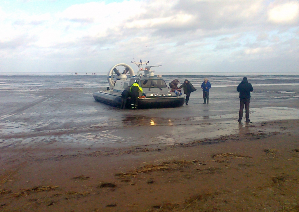 Robežsargi ar kuteri nogādā krastā makšķerniekus. Tālumā manāmi tie, kas izglābšanos vēl tikai gaida.
Autors: Mundis Žvīriņš