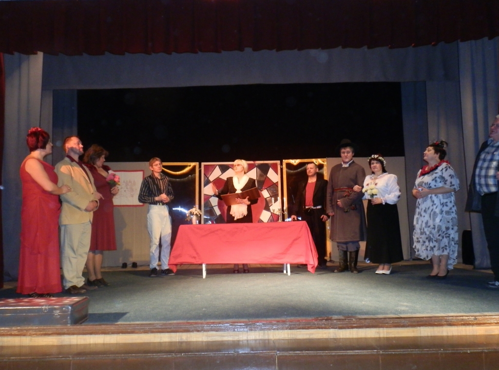 Skats no Rankas pagasta amatierteātra jauniestudējuma „Kaimiņu būšana”, kurā līdz laimīgām beigām netrūka ne smieklu, ne pārpratumu. 
Autors: no amatierteātra arhīva 