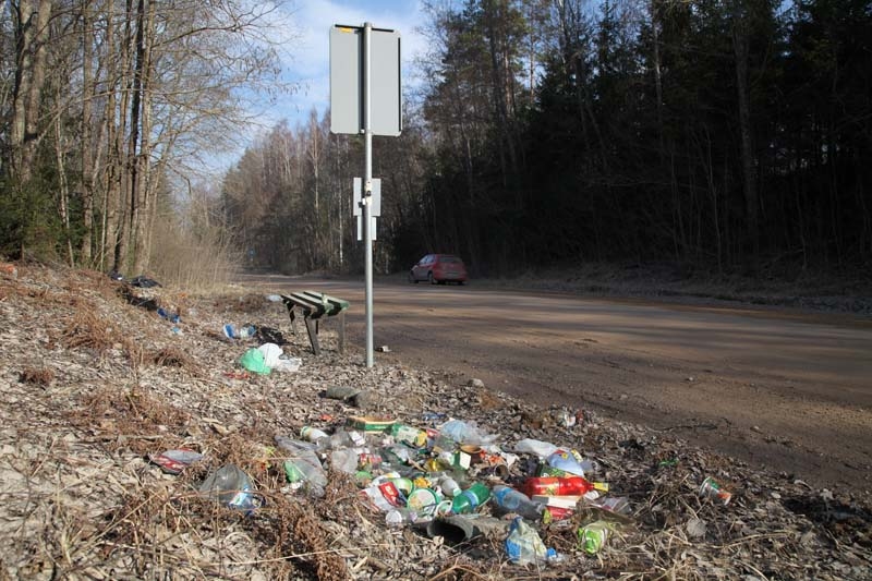 Ir cilvēki, kuri joprojām turpina piesārņot vidi. Pirmdienas rītā pie autobusu pieturas “Jaundumpji” bija vērojams nepatīkams skats.
Autors: Gatis Bogdanovs
