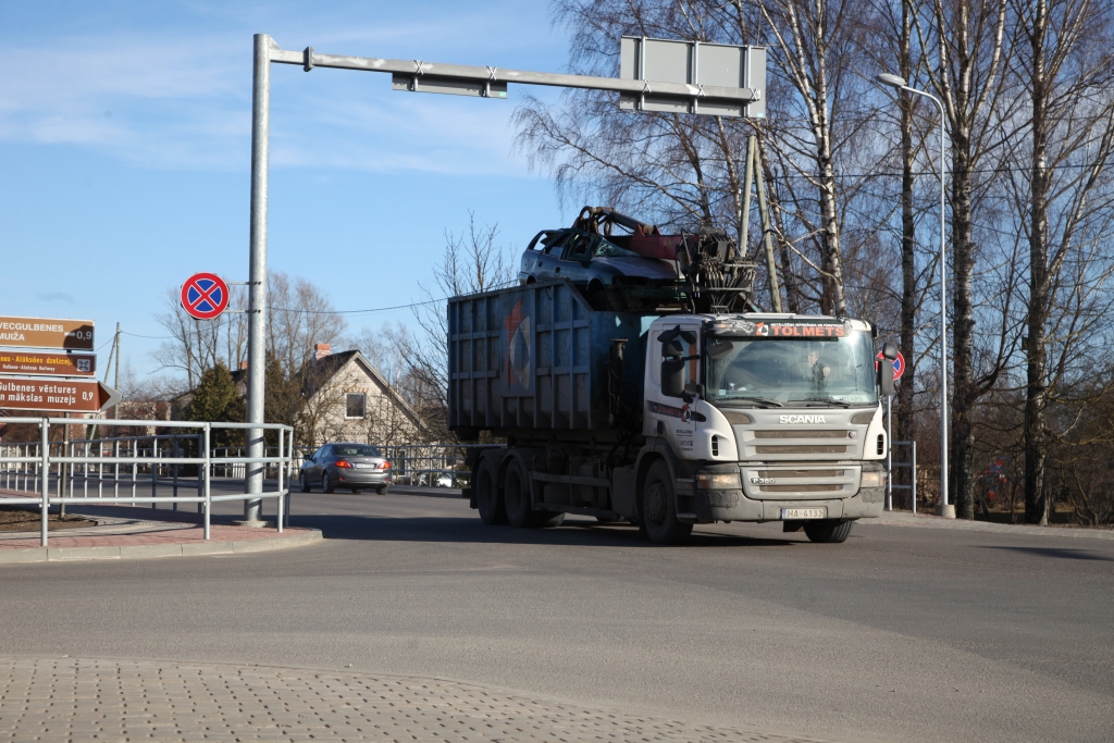 Ir ideja, kā novirzīt gar Gulbeni smago autotransportu, lai tas vairs nebrauktu pa Blaumaņa un Rīgas ielu, ja tiks izveidots asfaltēts apvedceļš, pirms pašas pilsētas robežas savienojot Balvu un Rēzeknes šuseju. 
Autors: Gatis Bogdanovs