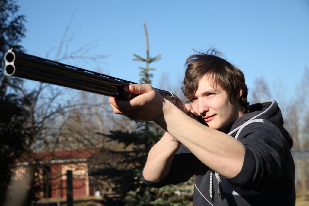 “Lai sasniegtu labus rezultātus sacensībās, ir jātrenējas, bez treniņa nekā nebūs,” atzīst Dairis Neilands. Šaušanas sacensībās par izcīnītajām 2. vietām Dairis balvā saņēma sudraba monētas ar briedi. 
Autors: Gatis Bogdanovs