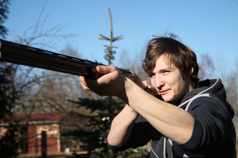 “Lai sasniegtu labus rezultātus sacensībās, ir jātrenējas, bez treniņa nekā nebūs,” atzīst Dairis Neilands. Šaušanas sacensībās par izcīnītajām 2.vietām Dairis balvā saņēma sudraba monētas ar briedi.
Autors: Gatis Bogdanovs