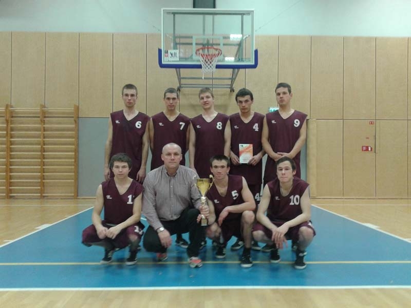 LSO basketbola finālsacensību uzvarētāji - Sveķu skolas komanda: 1.rindā (no kreisās) - Ruslans Naumovs, treneris Aigars Lasis, Ilvars Saveļjevs, Andris Stepanovs; 2.rindā - Valts Anaitis, Rihards Zolbergs, Jānis Tortušs, Rolands Slaidiņš, Jānis Ģēģeris.
Autors: no skolas arhīva