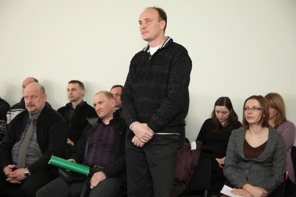 SIA “Bioeninvest”, kurai Gulbenē pieder koģenerācijas stacija un kura vēl nesen vēlējās kļūt par siltuma operatoru pilsētā, ir SIA “Vidzemes enerģija” sadarbības partneris, skaidro uzņēmuma pārstāvis Dainis Graumanis (attēlā centrā).  
Autors: Gatis Bogdanovs