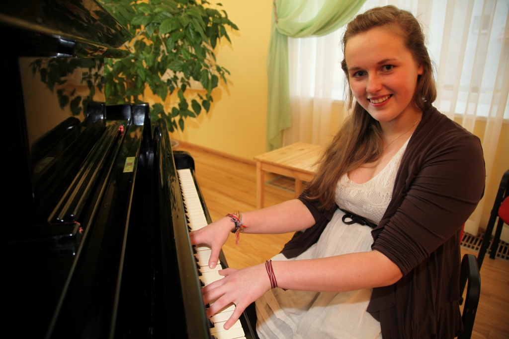 Zigrīda vislabprātāk spēlē kokli un klavieres, bet, ja vajag, tad var spēlēt arī ģitāru, elektrisko ģitāru, basģitāru un bungas. Pēc 9.klases pabeigšanas savu tālāko izglītošanos viņa saistīšot ar mūziku. 
Autors: Gatis Bogdanovs