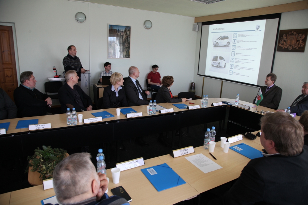 Sapnis vai realitāte? Elektromobiļu markas, tehniskos parametrus, uzlādes staciju jaudu un modeļus pamatīgi ir izpētījis Gulbenes novada domes speciālists Alvils Pētersons, kurš šo informāciju prezentēja deputātiem. Tagad jādomā, vai pamēģināt šo sapni realizēt, piesaistot Eiropas naudu 85 procentu apmērā no visām izmaksām. 
Autors: Gatis Bogdanovs