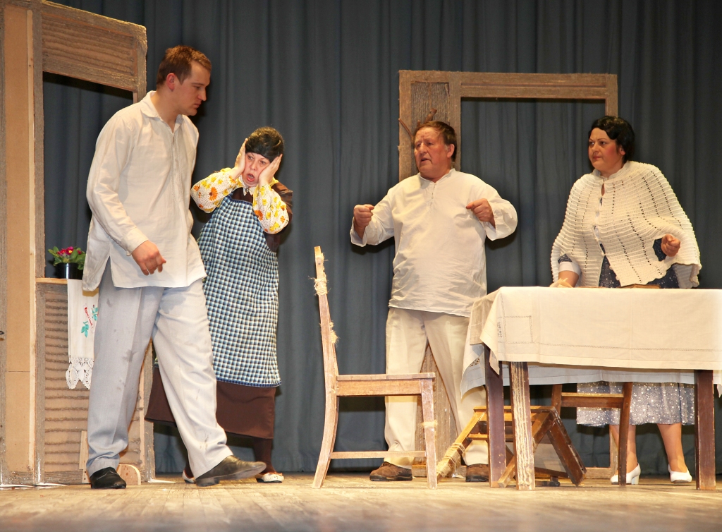 Latvijā janvāra beigās sākās Latvijas amatierteātru iestudējumu reģionālās skates „Gada izrāde 2013”. Svētdien reģionālā skate notika Gulbenes kultūras centrā. Lejasciema pagasta amatierteātris „Paradokss” (režisore Ineta Krastiņa) skatē piedalījās ar Jāņa Jaunsudrabiņa lugu „Jo pliks, jo traks”. „Žūrijai patika mūsu izrādes scenogrāfija – logu un durvju rāmji, kas apgriežoties transformējas. Katra šo dekorāciju puse ir citādāka un piemērota gan notikumiem laukos, atklājot to nabadzību, gan pilsētā. Saņēmām atzinību arī par aktieru tēlojumu,” stāsta režisore I.Krastiņa. 
Autors: Gatis Bogdanovs 