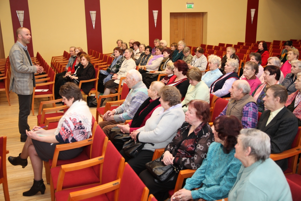 Senioriem pēkšņa veselības pasliktinājuma brīdī nav jābaidās zvanīt ātrajai palīdzībai uz 113.  To  trešdien, 19.martā, tiekoties ar Gulbenes novada senioriem, sacīja SIA “Balvu un Gulbenes slimnīcu apvienība” valdes loceklis Marģers Zeitmanis. Apmēram 50 senioru no visa novada piedalījās šajā pensionāru biedrības ,,Atspulgs 5” organizētajā atklātajā valdes sēdē, kur tika runāts par tematu “Veselība un veselības aprūpes pakalpojumu nodrošināšana Gulbenes novadā”. Tikšanās dalībnieki jautāja un saņēma atbildes no uzaicinātajiem veselības aprūpes darbiniekiem.
Autors: Gatis Bogdanovs