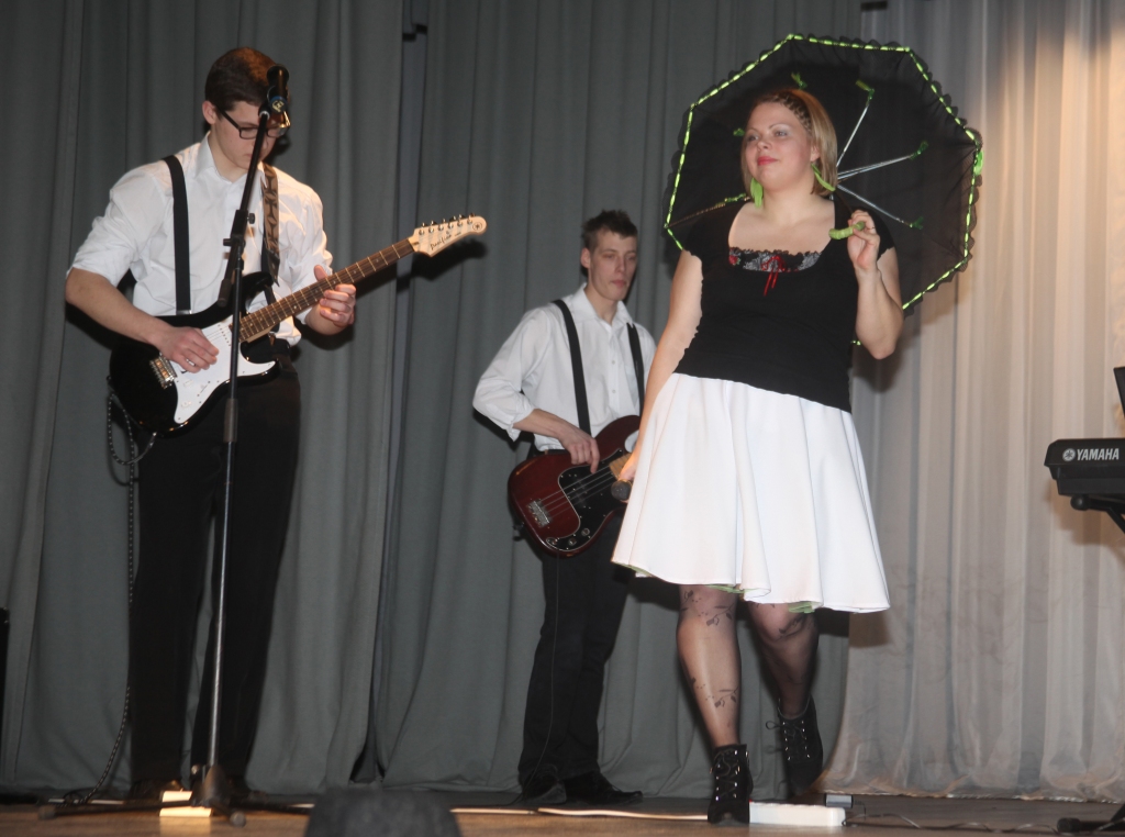 Ar dziesmu “Baltā ceļā” šlāgeraptaujā šobrīd piedalās arī lejasciemiete Inga Deigele. Dziesmas vārdu autore ir dzejniece Inese Tora, bet mūzikas - pati Inga. 
Autors: no “Dzirksteles” arhīva