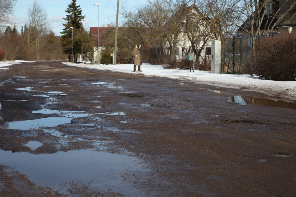 Pavasarī Naglenes iela tiks labota, taču tā būs tikai kārtējā labošana. 
Autors: Gatis Bogdanovs
