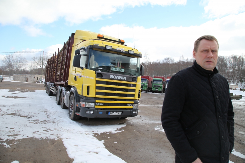 Gan godāts, gan pelts Aldis Stūriška jau vairāk nekā 20 gadus ir uzņēmējs – mežizstrādātājs un pēdējos gados arī elektrības ražotājs. Izturējis, lai vai kādi vēji pūš. A.Stūriška ir viens no nozīmīgākajiem darba devējiem Rankas pagastā, jo dod iespēju strādāt aptuveni 90 cilvēkiem.
Autors: Gatis Bogdanovs