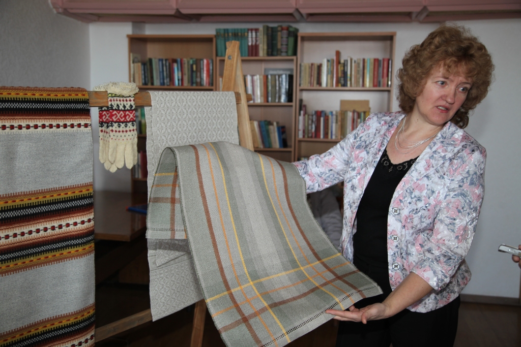 „Agrāk cilvēki auda tāpēc, ka tā bija nepieciešamība, tagad to dara tāpēc, ka tā ir sava veida meditācija. Man patīk aust praktiskas lietas, nevis tādas, ko noliek malā, un ir jādomā, drīkst tām pieskarties vai ne,” saka rokdarbniece Aija Auzāne. 
Autors: Gatis Bogdanovs