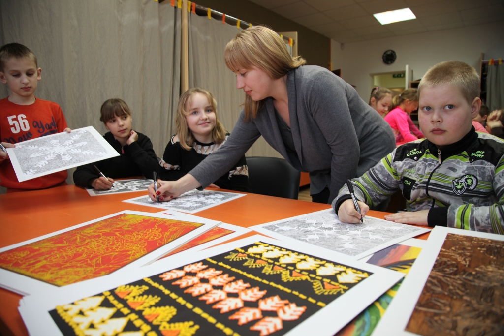 Mākslas skolas audzēkņi ar saviem pedagogiem, pētot mākslinieku Ludolfa Liberta, Jūlija Straumes un Jūlija Madernieka daiļradi, ir radījuši arī savus mākslas darbus. 	
Autors: Gatis Bogdanovs