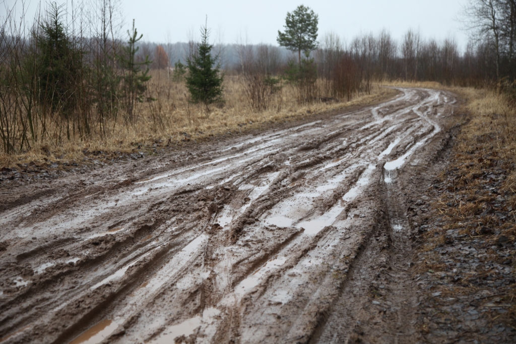 Līdz ar pavasara iestāšanos zemes ceļi ir grūti izbraucami.
Autors: Gatis Bogdanovs