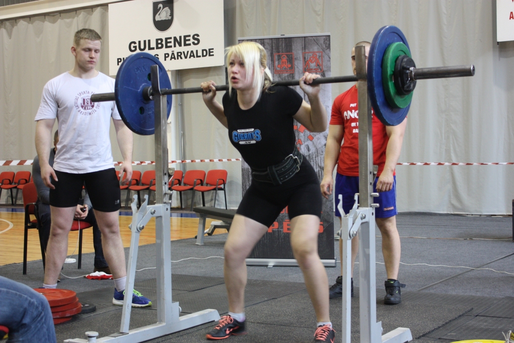 Arī sieviešu konkurencē valdīja sīvas cīņas. Sacensībās startēja 12 daiļā dzimuma pārstāves. 
Autors: no personiskā arhīva