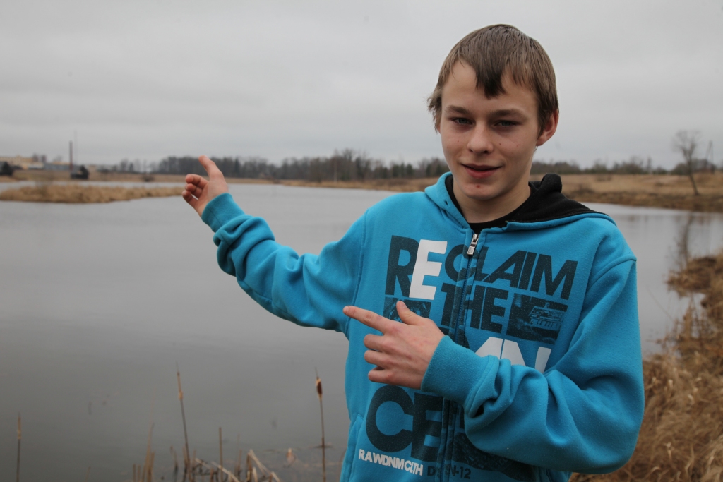 Rankas pamatskolas 8.klases audzēknis Nauris Ciekurzis vienmēr, ejot garām lielajam dīķim, atcerēsies savu pirmo varoņdarbu. Tikai ar zēna drosmi, spēju neapjukt un bezbailību tika izglābta cilvēka dzīvība.
Autors: Gatis Bogdanovs  